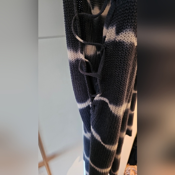 Open Lace Up Arm Sweater - Picture 5 of 7